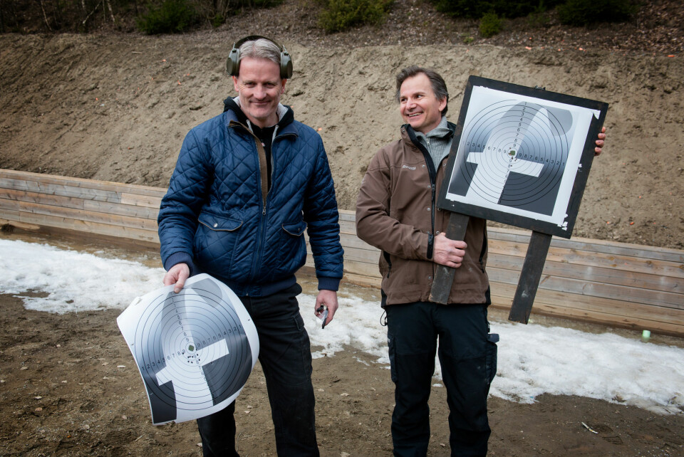 Johnny Brenna og Sigbjørn Mostue evaluerer egen innsats på skytebanen.