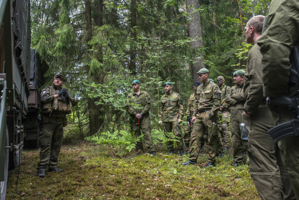 Soldater fra Telemark bataljon går igjennom sikkerhetsrutiner før elvekrysningen.