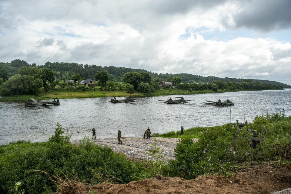 M3-kjøretøyene kobles sammen til ei bru når de har kjørt ut i elven.
