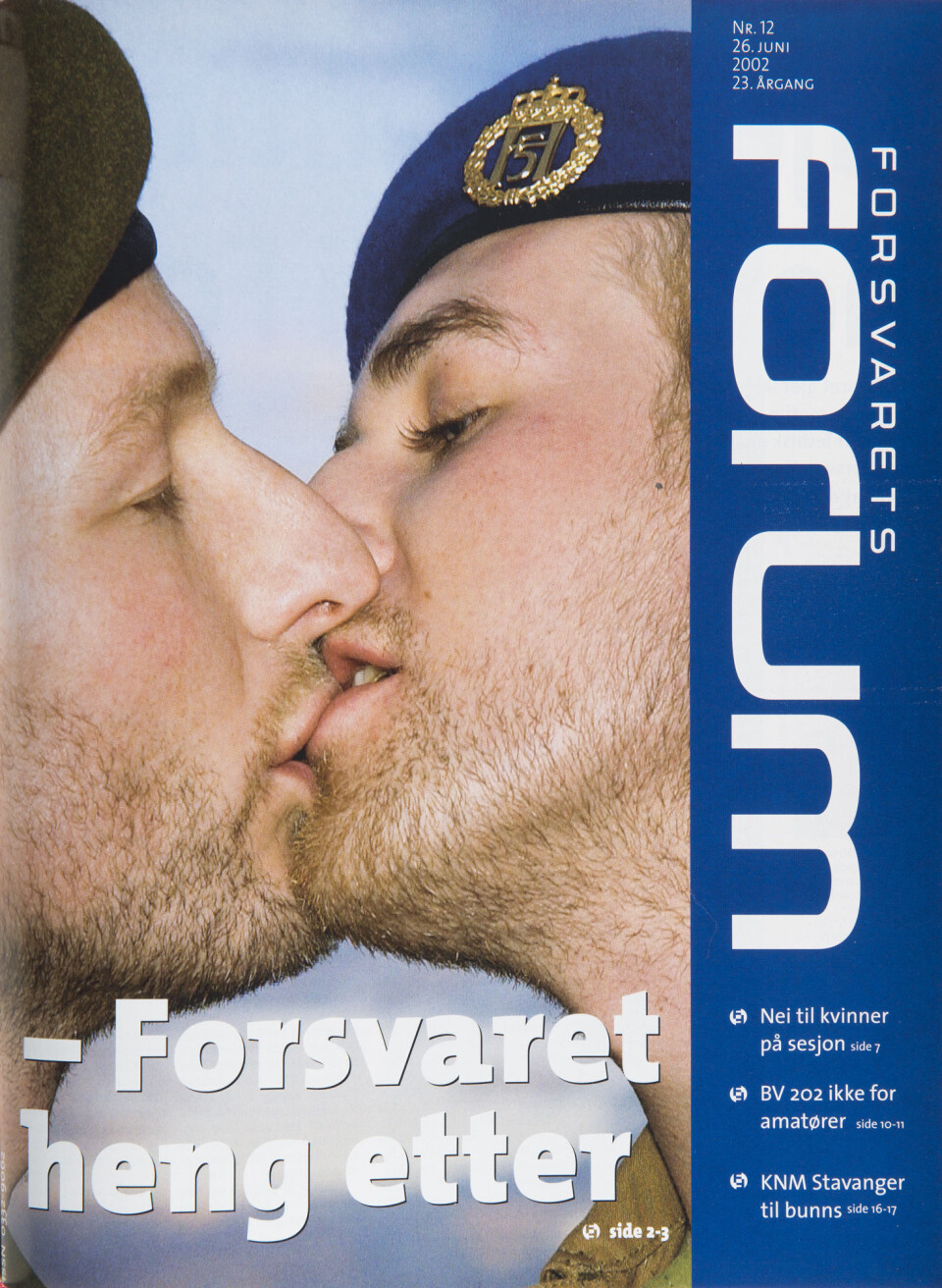 Flere lesere krevde at redaktøren av Forsvarets forum burde få sparken, da fagbladet trykket et forsidebilde av to menn som kysset i 2002.
