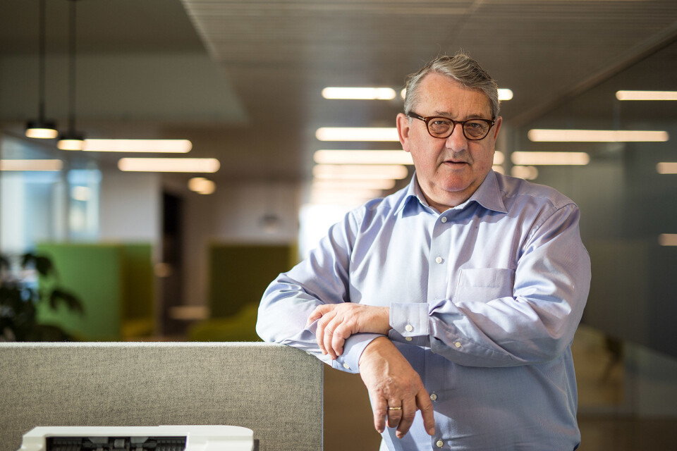 * Sjef for Riksrevisjonen\n* Tidligere finansminister (2001-2005) og stortingsrepresentant for Høyre (1981-2013)\n* Førstegangstjeneste i Luftforsvaret, overføring til HV.\n* Bor i Oslo\n* Gift med Jan Erik Knarbakk