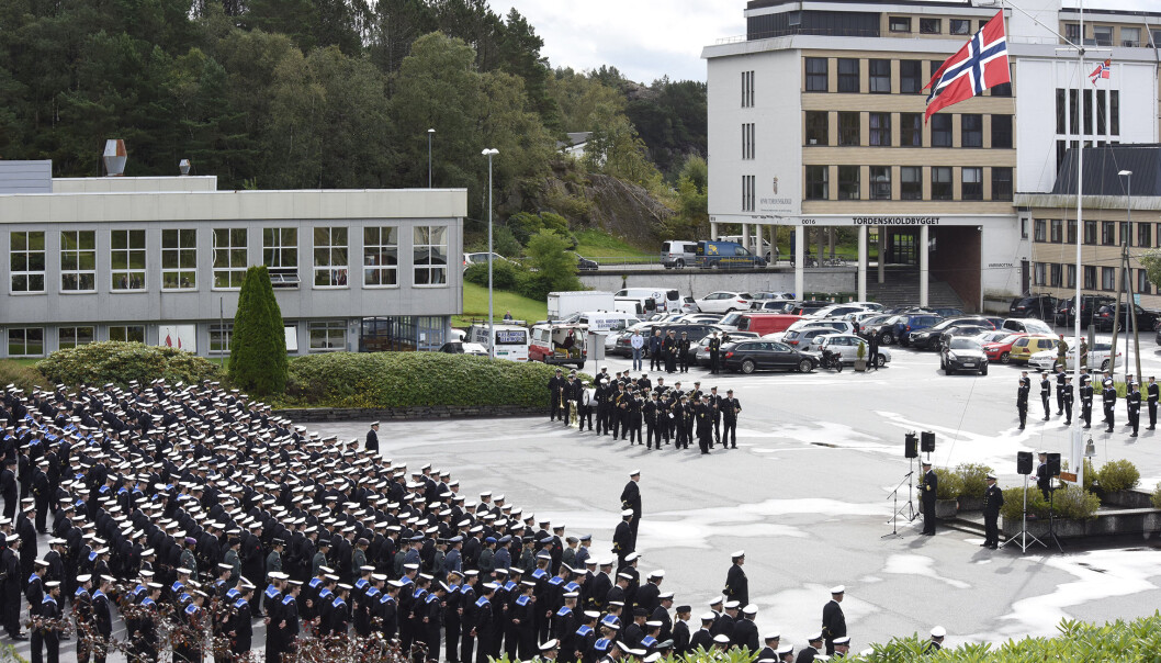 Bildet er fra et tidligere sjefsskifte i Sjøforsvaret. Tre personer har testet positivt for korona. Bildet er fra et tidligere sjefsskifte i Sjøforsvaret. Tre personer har testet positivt for korona.