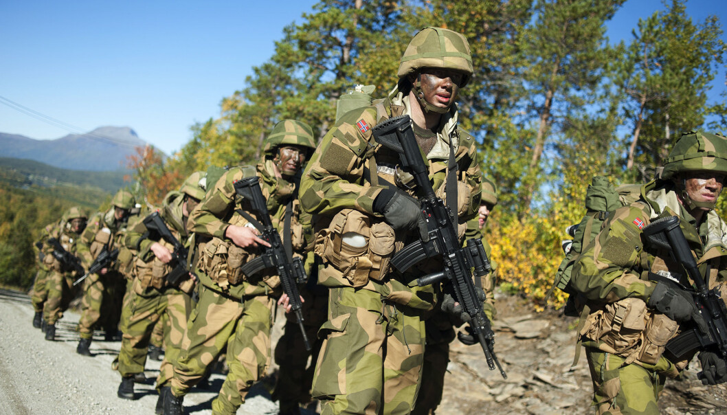 Færre soldater: At Forsvaret har krympet i størrelse og stadig færre gjennomfører førstegangstjeneste, kan svekke den nasjonale beredskapen i møte med terror, mener Lars Akerhaug (Foto: Forsvarets forum) Færre soldater: At Forsvaret har krympet i størrelse og stadig færre gjennomfører førstegangstjeneste, kan svekke den nasjonale beredskapen i møte med terror, mener Lars Akerhaug (Foto: Forsvarets forum)