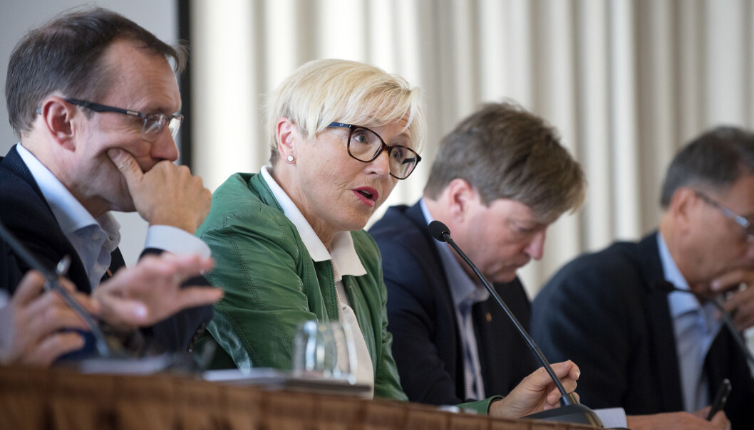 – Hva hvis det blir en reell situasjon og HV ikke er der? \nLiv Signe Navarsete er kritisk til en langtidsplan uten landmakt. – Hva hvis det blir en reell situasjon og HV ikke er der? \nLiv Signe Navarsete er kritisk til en langtidsplan uten landmakt.