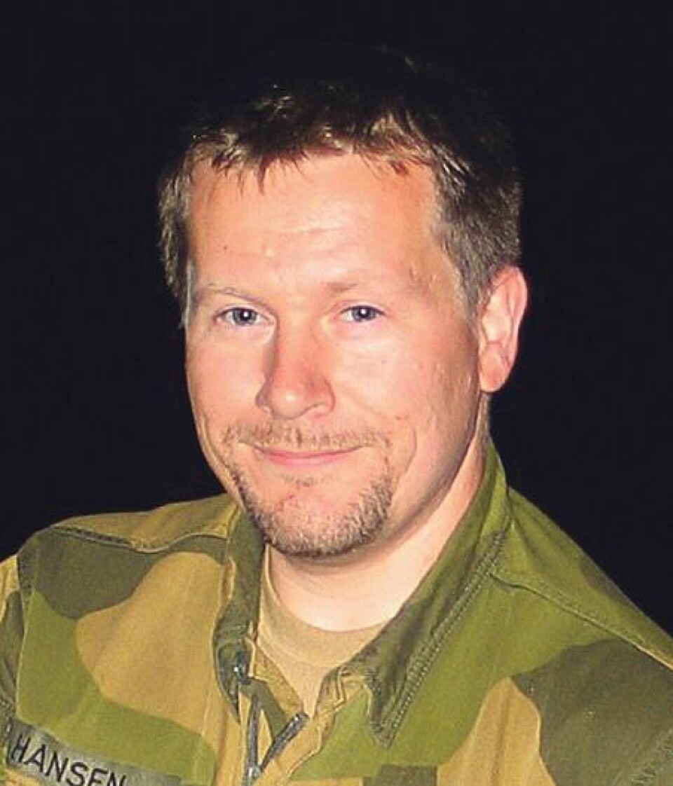 Hovedverneombud i Hæren, Thomas Norman Hansen, vurderer kjøreforbund for feltvogn MB 240 (Foto: Morten Kasbergsen).