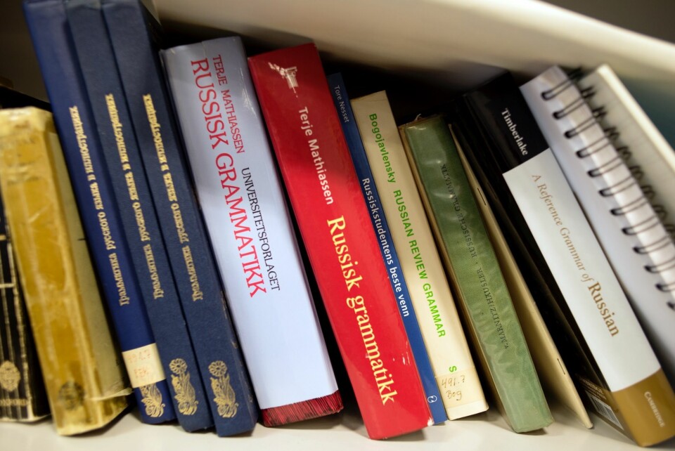 BOKHYLLA: Noen av bøkene Ragnhild har i bokhylla si på hybelen. Russisk språk er både en interesse og pensum.