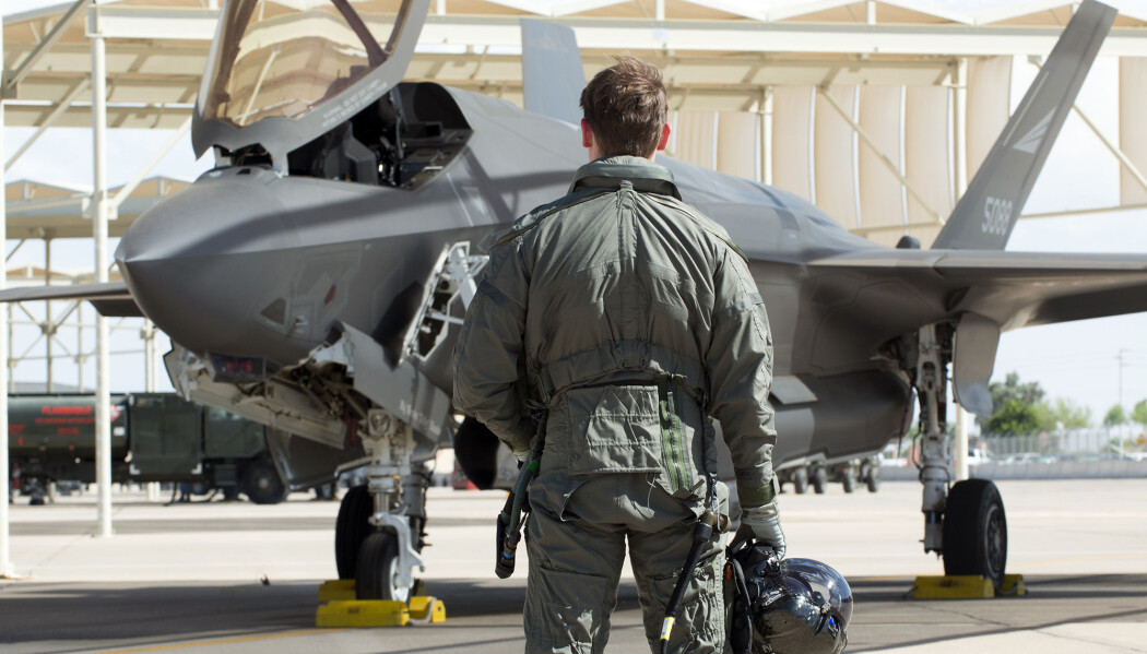 KAMPFLY: USA ser etter alternativer til F-35. Dette bildet er fra en tidligere reportasje fra USA der en norsk pilot står foran et F-35 . KAMPFLY: USA ser etter alternativer til F-35. Dette bildet er fra en tidligere reportasje fra USA der en norsk pilot står foran et F-35 .