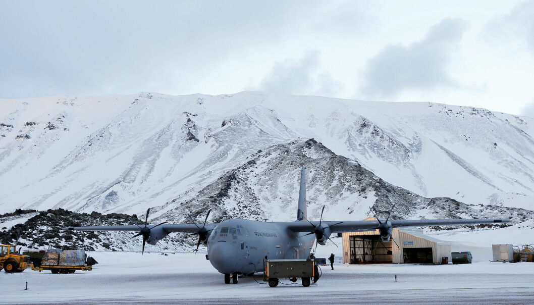 Lossing av C-130J Hercules på Jan Mayen. Bildet er tatt i en annen anledning.