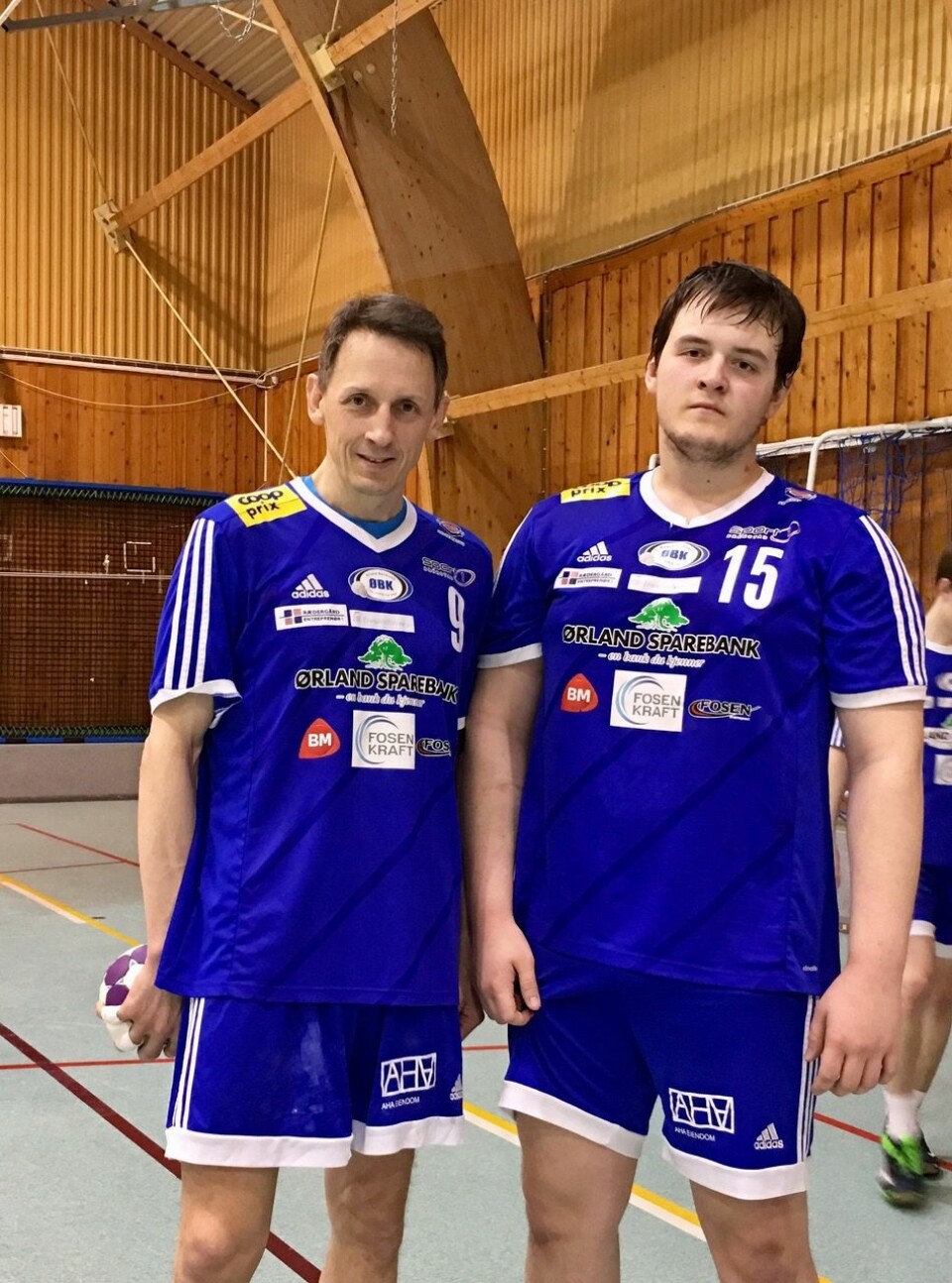 Far og sønn. Ordfører Tom Myrvold og sønnen Markus (19) spiller begge på samme håndballklubb (Foto:privat).