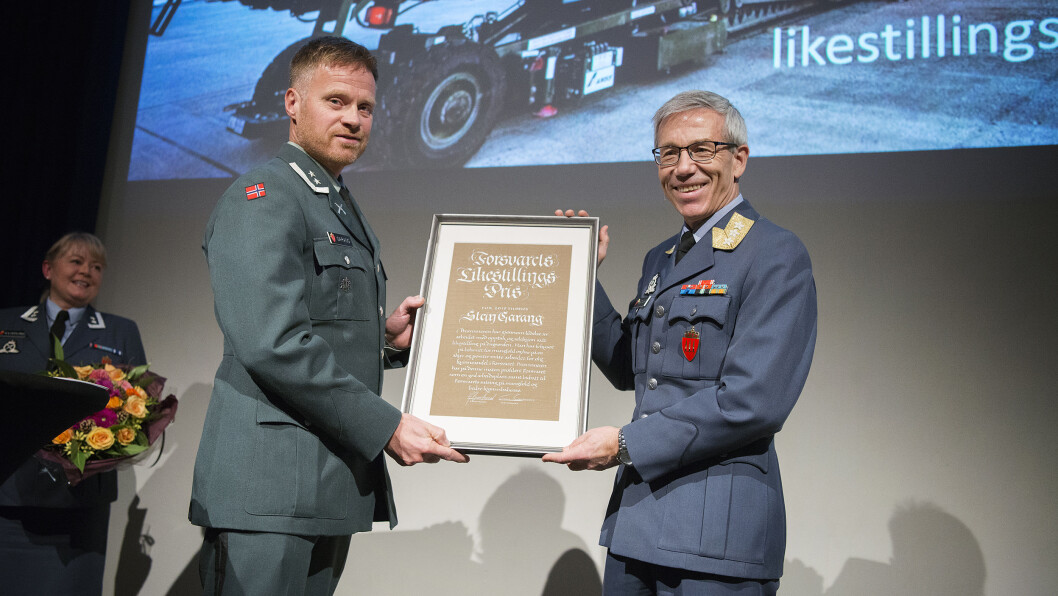 Stein Garang ble torsdag tildelt Forsvarets likestillingspris 2017. Generalløytnant Erik Gustavson sto for tildelingen. Stein Garang ble torsdag tildelt Forsvarets likestillingspris 2017. Generalløytnant Erik Gustavson sto for tildelingen.