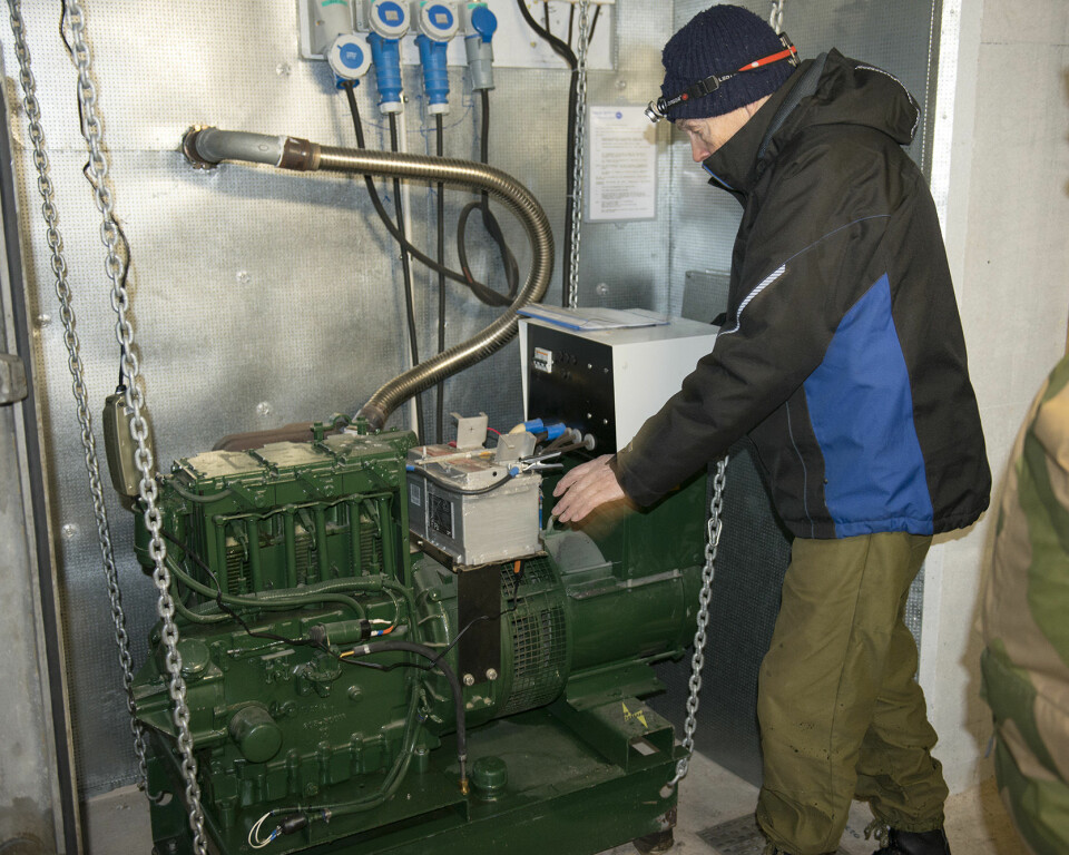 INTAKT: Oppsynsmann Øyvind Ørnebakk demonstrerer et aggregat i en av bunkerne - det starter på første forsøk. Foto: TORBJØRN LØVLAND