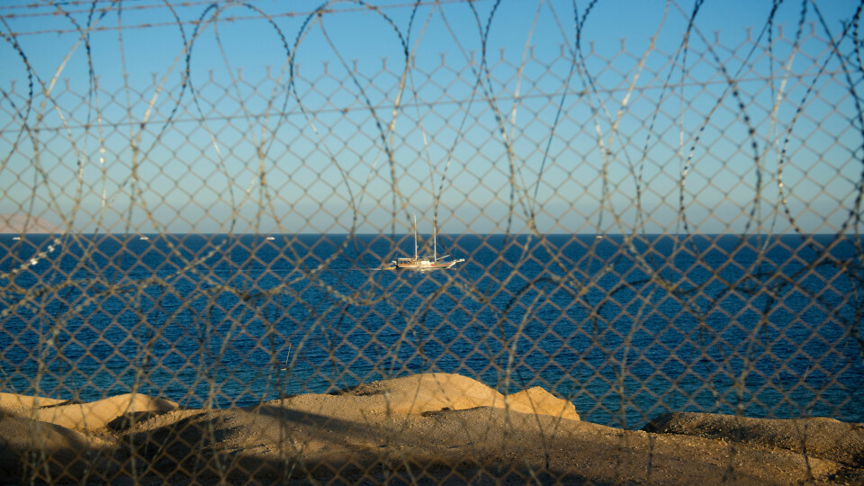 Turisthotellene - og turistbåtene i Rødehavet - ligger tett på militærleiren.