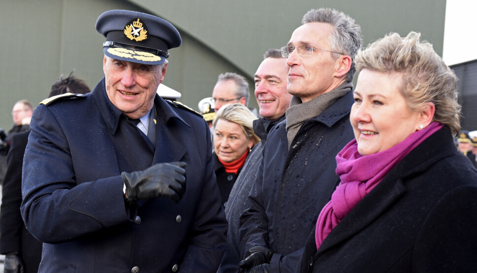 SYKMELDT: Kong Haralds sykmelding forlenges. Her avfotografert med Jens Stoltenberg og Erna Solberg da nye kampfly kom til Ørland. I bakgrunnen, Frank Bakke-Jensen.