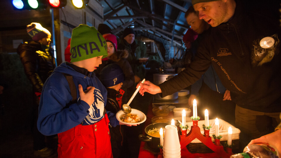 Servering av byggryngrøt på låveloftet.