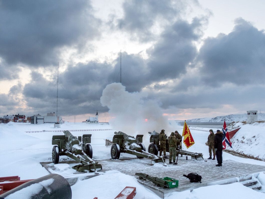 Tradisjonen med å saluttere for sola går tilbake til perioden før første verdenskrig. Tradisjonen med å saluttere for sola går tilbake til perioden før første verdenskrig.