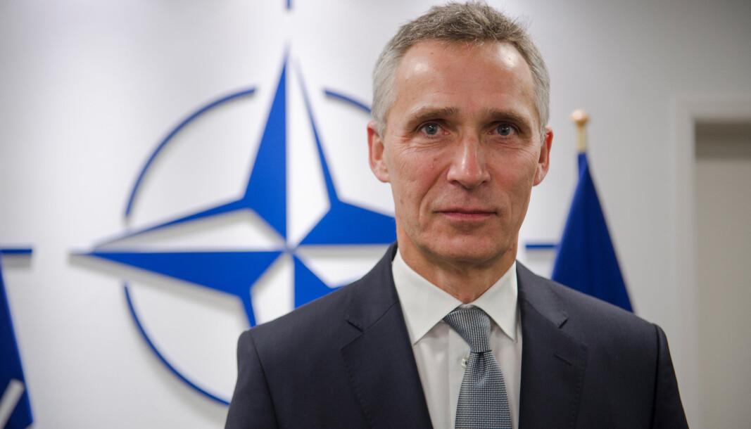 Nato-sjef Jens Stoltenberg står foran Nato-logoen. Nato-sjef Jens Stoltenberg står foran Nato-logoen.