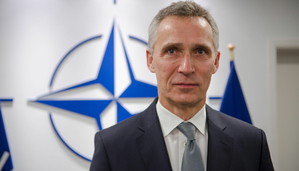 Nato-sjef Jens Stoltenberg står foran Nato-logoen.