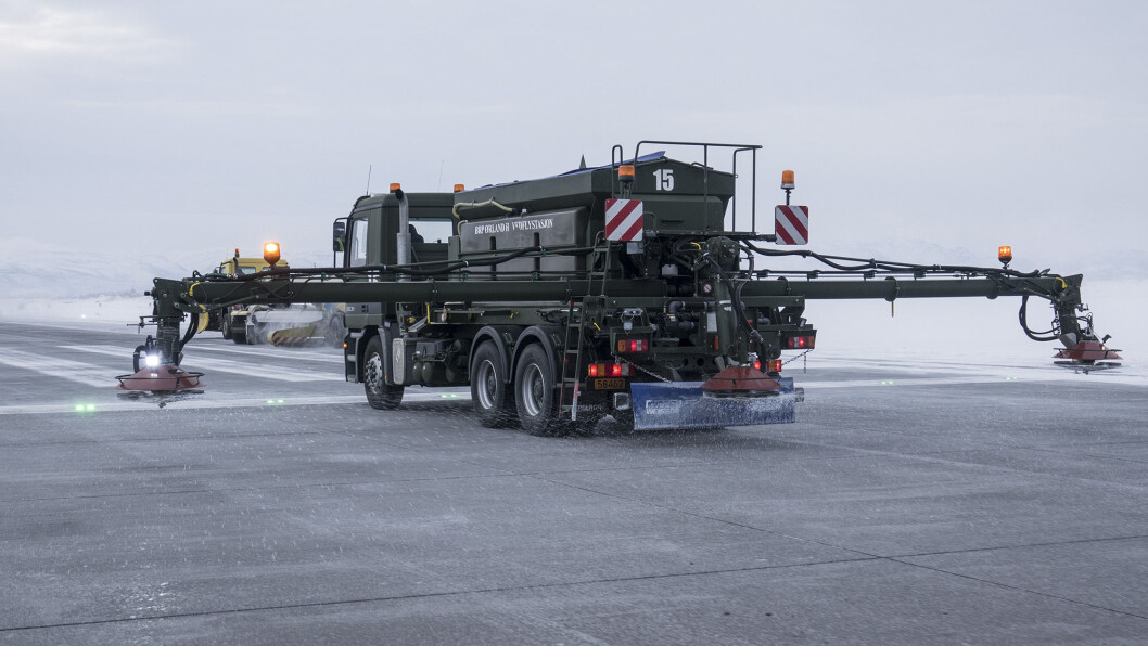 Rullebanen på Ørland avises ved hjelp av brøyting, kosting og påkjøring av Urea. Foto: Jan Terje Hellemsbakken. Rullebanen på Ørland avises ved hjelp av brøyting, kosting og påkjøring av Urea. Foto: Jan Terje Hellemsbakken.