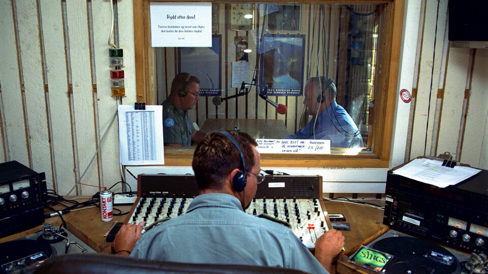 Falkehøyden: Her blir daværende forsvarsminister Dag Jostein Fjærvoll intervjuet av Radio Norbatt på Falkehøyden i 1998 (Foto:Forsvaret).
