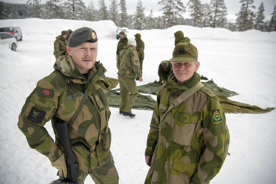 Sjef for HV-05, Tore Ketil Stårvik (til venstre), mener det er på tide å innføre HK416 som enhetsvåpen i Heimevernet. Her sammen med Torbjørn Snellingen som er sjef for Hadeland HV-område.