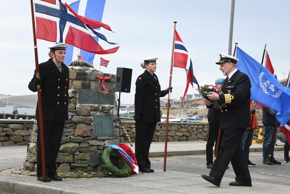 KRANS: Kommandanten på Bergenhus festning, kommandør Åsmund Andersen holdt tale og la ned krans ven minnesmerket over Shetlandsbussene i Scalloway.
