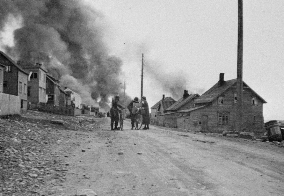 EN KATASTROFE: Brenningen og evakueringen av Nord-Troms og Finnmark høsten 1944 er ukjent historie for mange nordmenn. Foto: lengseletternatid.no/Scanpix