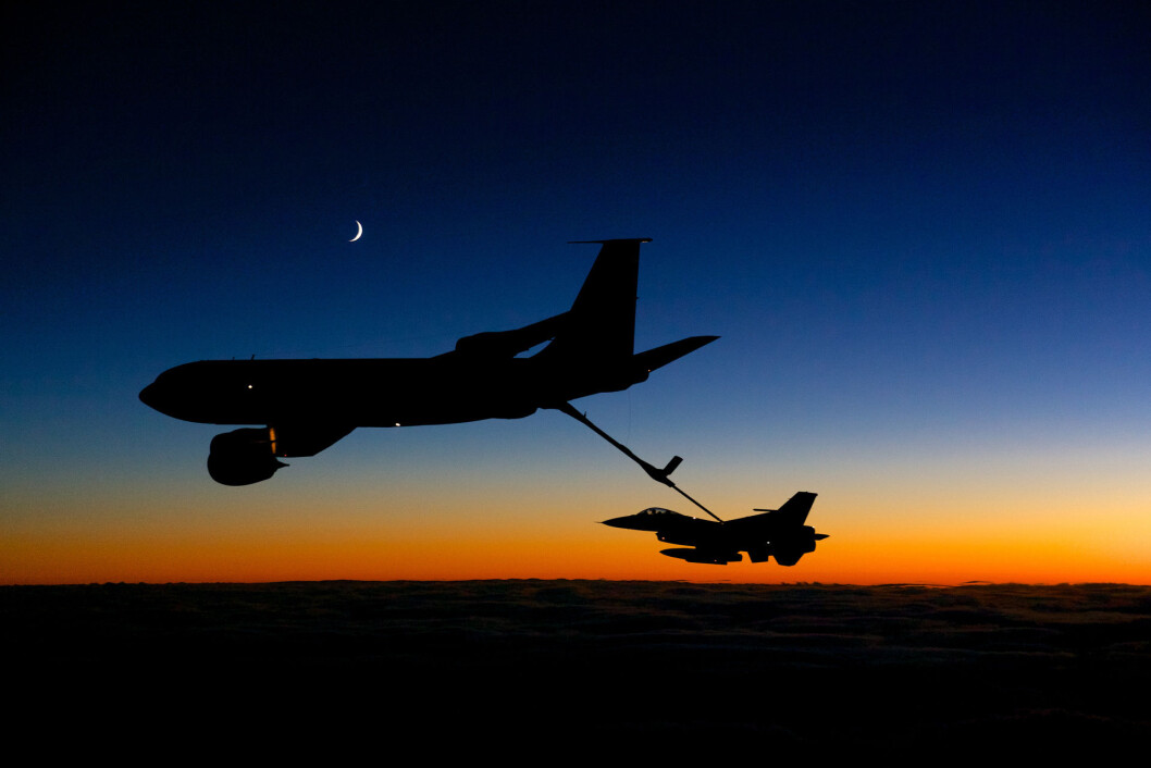 Et F-16-fly på øvelse fyller drivstoff. Foto: Morten Hancke. Et F-16-fly på øvelse fyller drivstoff. Foto: Morten Hancke.