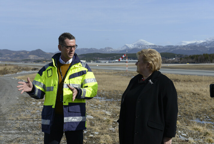 EVENES: Seksjonssjef John Ommund Syvertsen i Forsvarsbygg ledet utbyggingen av den nye kampflybasen. Her orienterer han Erna Solberg ved en tidligere anledning.
