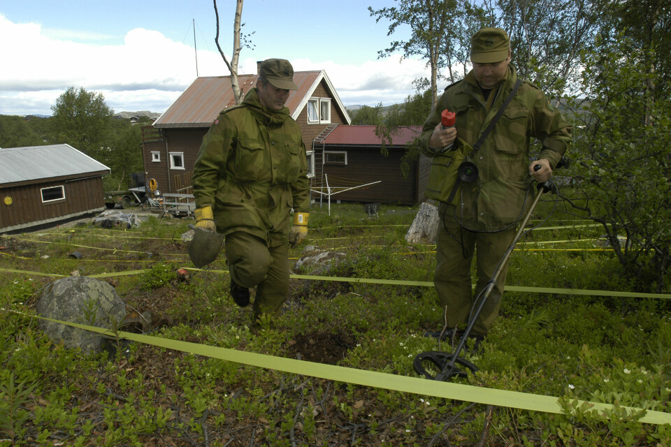 GRANATLAGER: For noen år siden ble det oppdaget mange håndgranater under torva i en hage i Kirkenes. Foto: TORBJØRN LØVLAND