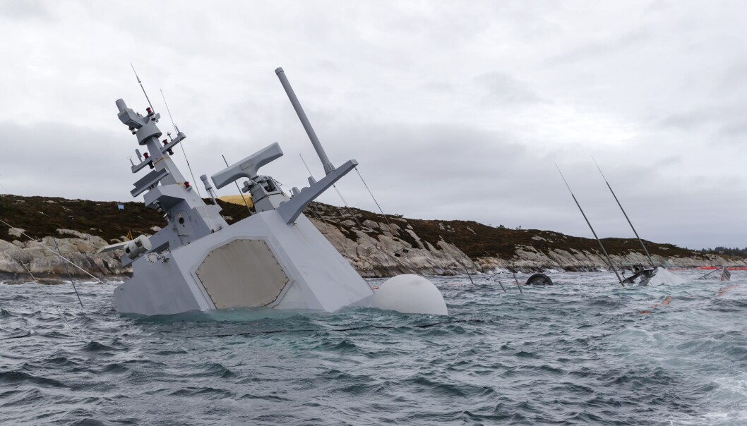 Den havarerte fregatten KNM Helge Ingstad fotografert onsdag 14. november. Fregatten ligger på grunn nord for Stureterminalen i Hjeltefjorden utenfor Bergen.
Helge Ingstad Kolliderte med oljetankeren TS Sola fredag 8. november 2018.
Foto: Cornelius Poppe / NTB Den havarerte fregatten KNM Helge Ingstad fotografert onsdag 14. november. Fregatten ligger på grunn nord for Stureterminalen i Hjeltefjorden utenfor Bergen.
Helge Ingstad Kolliderte med oljetankeren TS Sola fredag 8. november 2018.
Foto: Cornelius Poppe / NTB