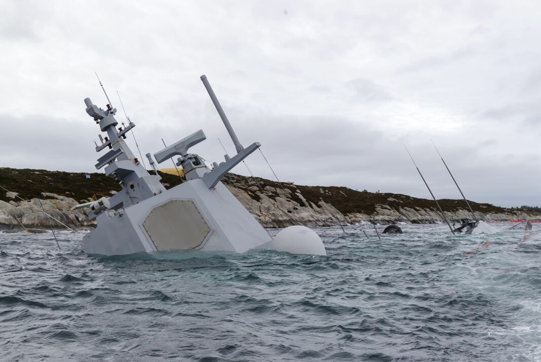 SUNKET: Den havarerte fregatten KNM Helge Ingstad fotografert onsdag 14. november.