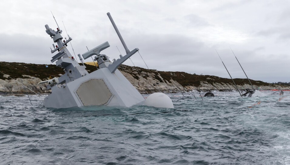 FORLIS: Den havarerte fregatten KNM Helge Ingstad fotografert onsdag 14. november.
