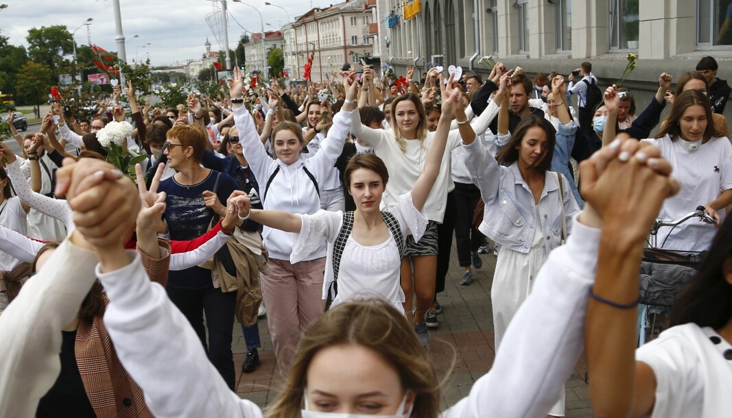 Rundt 200 kvinner marsjerte onsdag mot politivold i Minsk.
