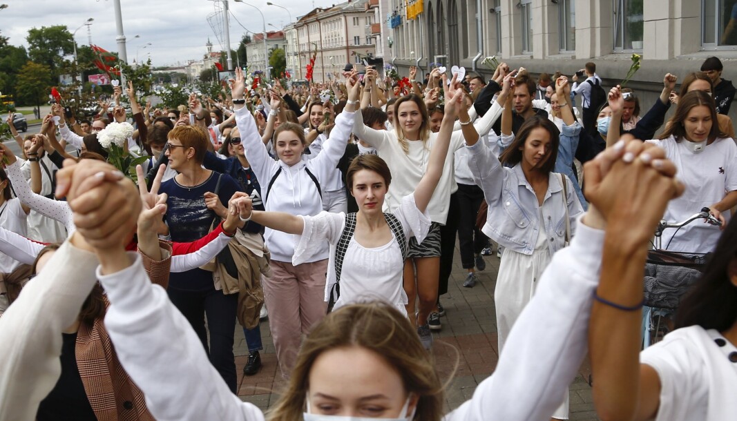 Rundt 200 kvinner marsjerte onsdag mot politivold i Minsk. Rundt 200 kvinner marsjerte onsdag mot politivold i Minsk.