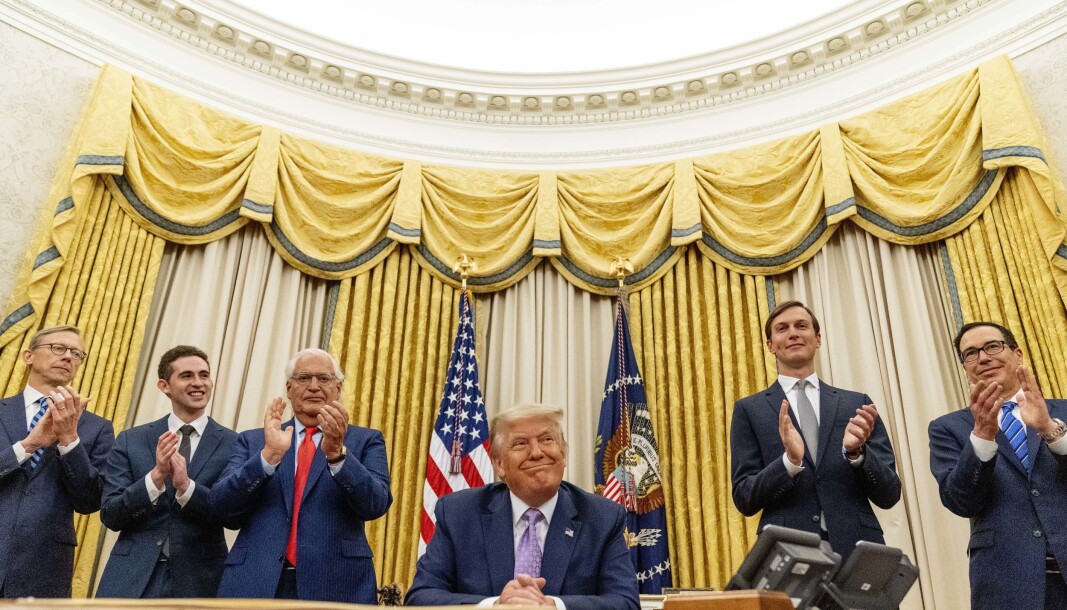 President Donald Trump omgitt av nære medarbeidere, deriblant sin svigersønn Jared Kushner (nummer to fra høyre) får applaus for avtalen som USA har forhandlet fram mellom Israel og Emiratene. Men mange spørsmål gjenstår, mener svensk forsker. President Donald Trump omgitt av nære medarbeidere, deriblant sin svigersønn Jared Kushner (nummer to fra høyre) får applaus for avtalen som USA har forhandlet fram mellom Israel og Emiratene. Men mange spørsmål gjenstår, mener svensk forsker.