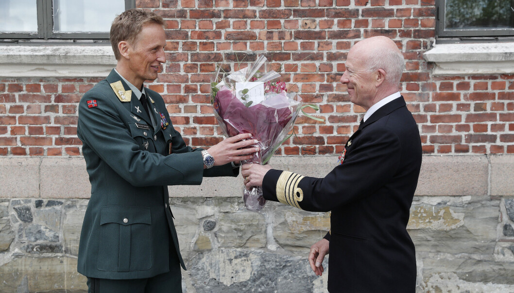 Eirik Kristoffersen fikk en blomsterbukett fra Haakon Bruun-Hanssen dagen det ble klart at han skulle ta over som forsvarssjef etter Bruun-Hanssen. Eirik Kristoffersen fikk en blomsterbukett fra Haakon Bruun-Hanssen dagen det ble klart at han skulle ta over som forsvarssjef etter Bruun-Hanssen.