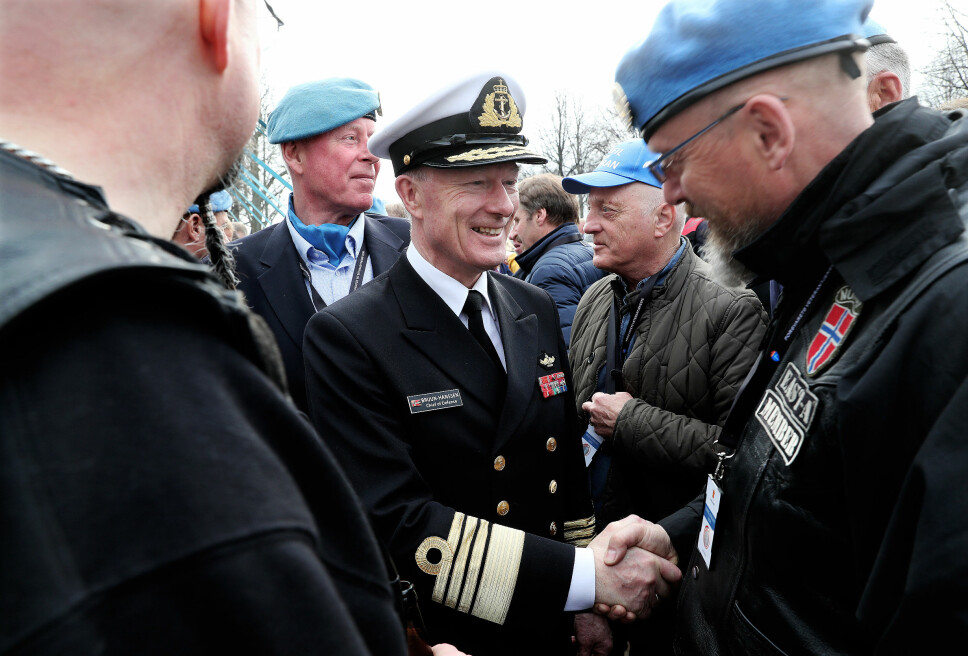 Haakon Bruun-Hanssen hilser på UNIFIL-veteraner på Akershus festning under UNIFIL-jubileet 2018.