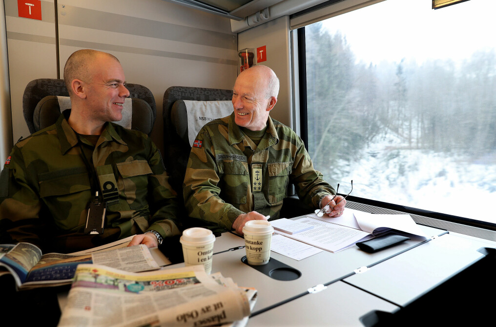Mye på reise. Her på tog, en måte å bruke reisen til å forberede neste sted han skal besøke. Haakon Bruun-Hanssen sammen med adjutant Kay Norheim.
