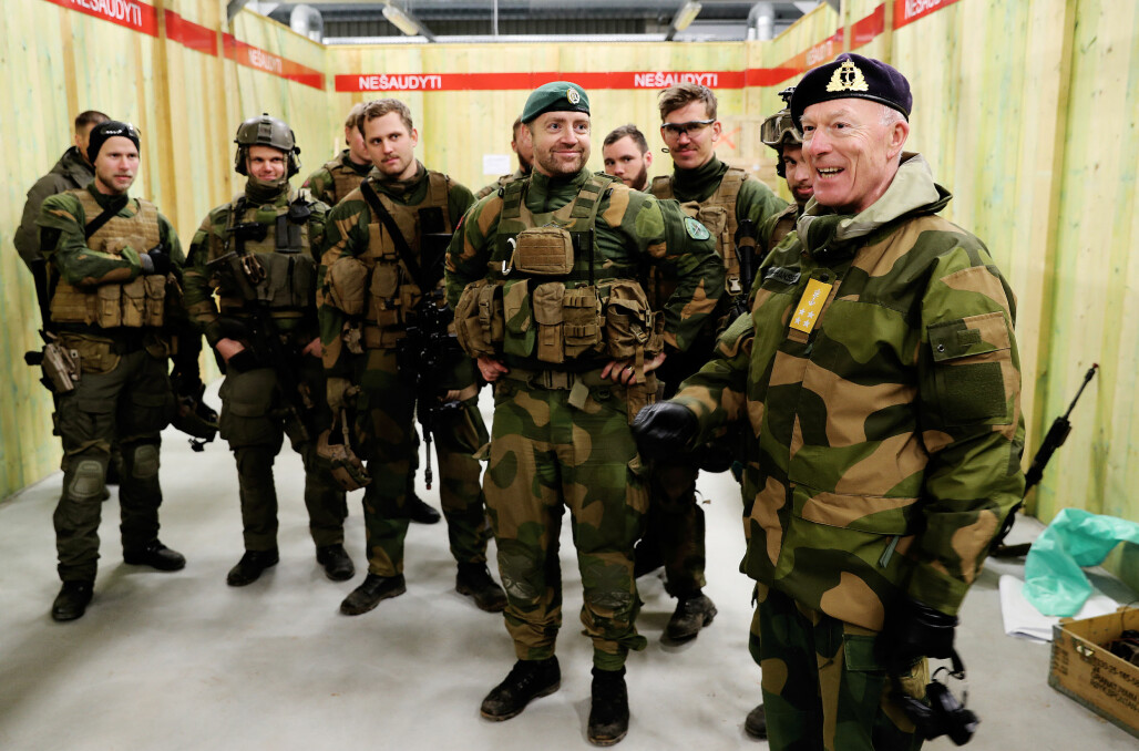 Haakon Bruun-Hanssen besøkte Telemark bataljon i Litauen i 2017.