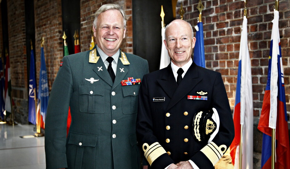 Haakon Bruun-Hanssen (t.h.) og Harald Sunde (t.v.). avbildet da førstnevnte ble utnevnt som ny forsvarssjef i 2013.