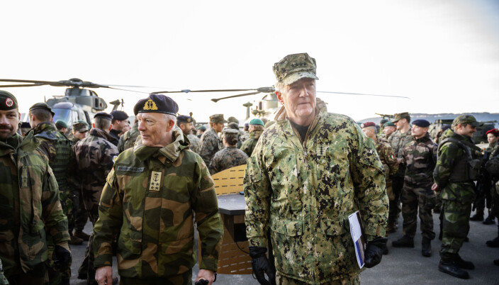 Admiral James G. Foggo (t.h) og forsvarssjef Haakon Bruun-Hanssen avslutter øvelsen Trident Juncture med å takke soldatene for innsatsen. Admiral James G. Foggo (t.h) og forsvarssjef Haakon Bruun-Hanssen avslutter øvelsen Trident Juncture med å takke soldatene for innsatsen.