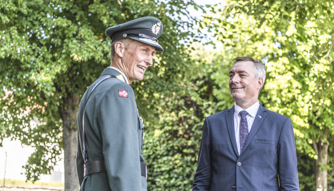 Påtroppende forsvarssjef Eirik Kristoffersen overtar kommandoen fra Haakon Bruun-Hanssen under en seremoni på Akershus Festning. Her med forsvarsminister Frank Bakke-Jensen. Påtroppende forsvarssjef Eirik Kristoffersen overtar kommandoen fra Haakon Bruun-Hanssen under en seremoni på Akershus Festning. Her med forsvarsminister Frank Bakke-Jensen.