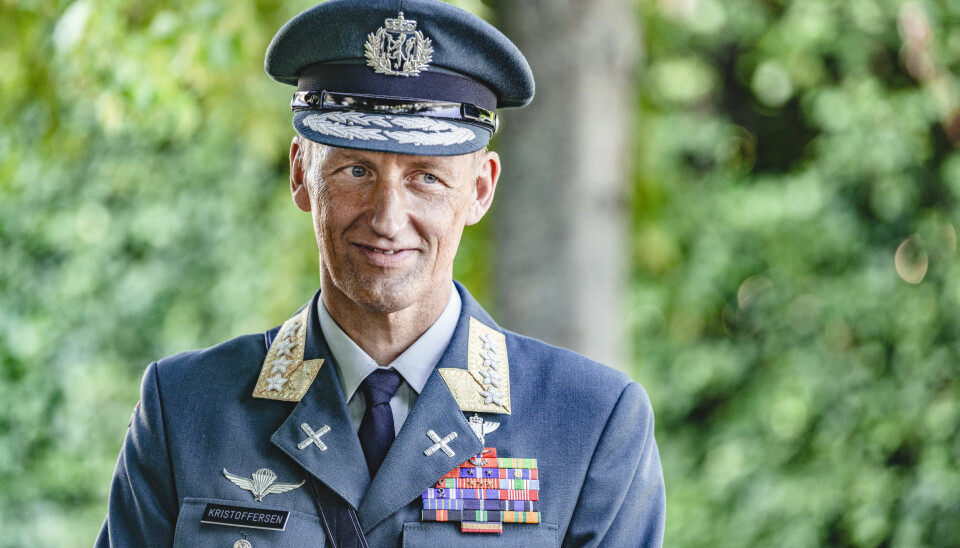 Påtroppende forsvarssjef Eirik Kristoffersen overtar kommandoen fra Haakon Bruun-Hanssen under en seremoni på Akershus festning.