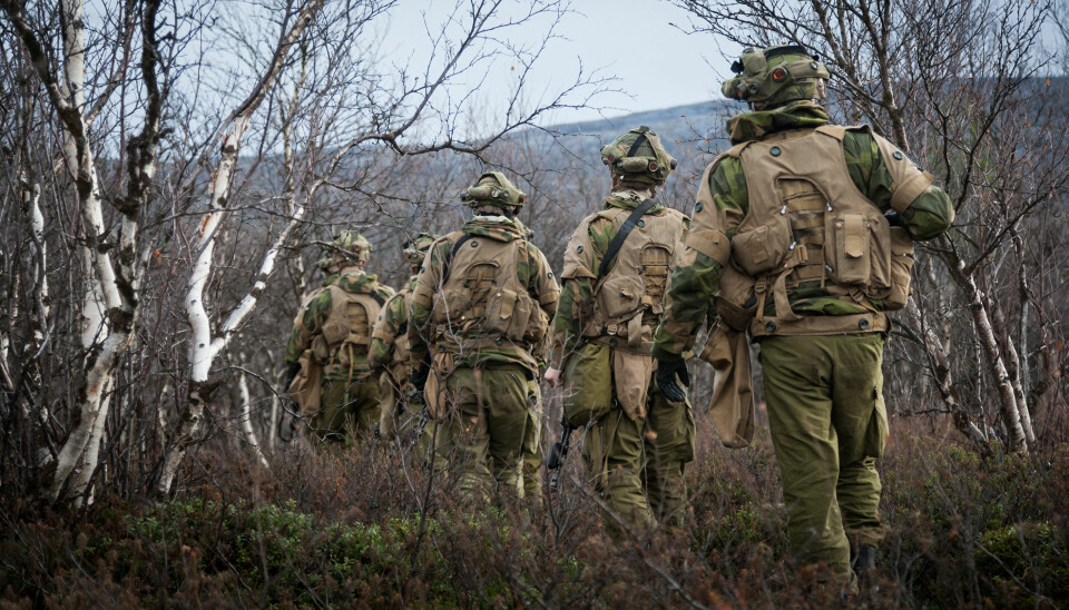 Soldatar på øving langs den norsk-russiske grensa. David Kilcullen vitja grensa i 2016.