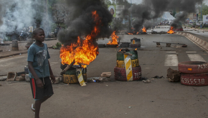 Demonstranter brenner dekk i hovedstaden Bamako tidligere i sommer. Dette bildet - tatt 10. juli hvor flere tusen skal ha deltatt i demonstrasjonene mot myndighetene.
