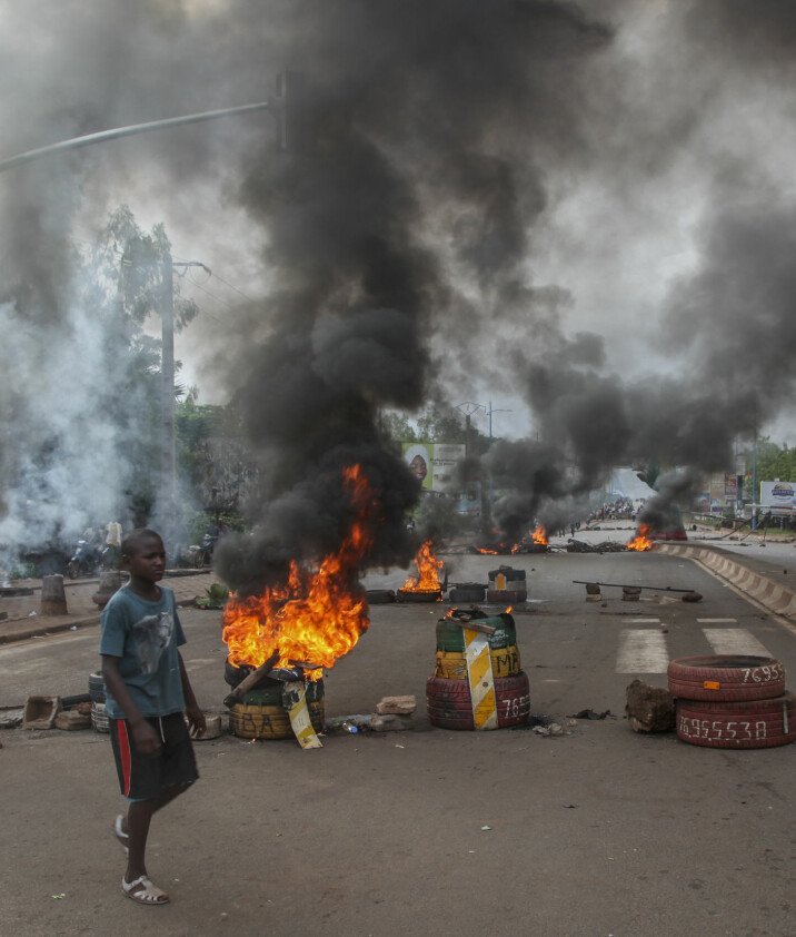 Demonstranter brenner dekk i hovedstaden Bamako tidligere i sommer. Dette bildet - tatt 10. juli hvor flere tusen skal ha deltatt i demonstrasjonene mot myndighetene.