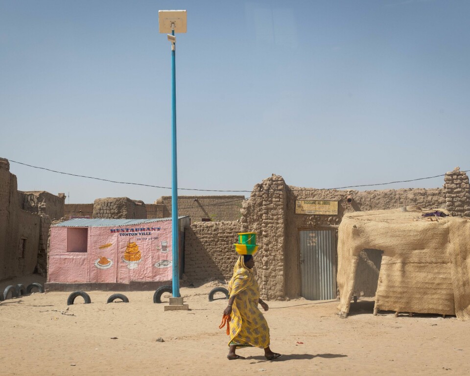 En kvinne går forbi en restaurant i Timbuktu sentrum. Foto: Silje Kampesæter