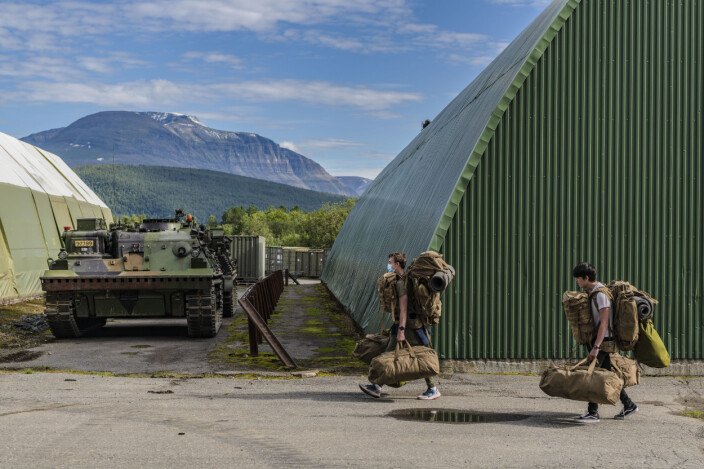 Etter mønstring bærer rekruttene med seg utstyret til kasernen. Etter mønstring bærer rekruttene med seg utstyret til kasernen.