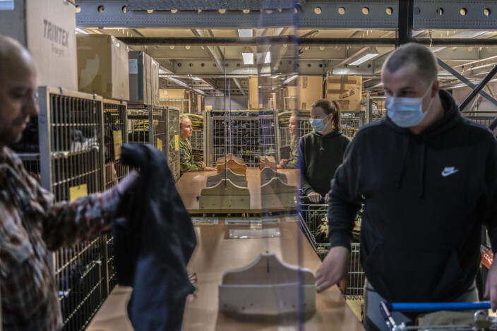 Rekruttene får utdelt det av PBU som er størrelsesbasert over disker på depot. Rekruttene får utdelt det av PBU som er størrelsesbasert over disker på depot.