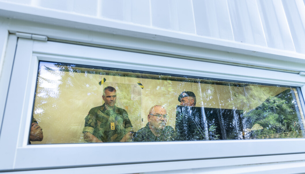 Sjef Hæren, Lars Lervik følger med på testskytingen. Han fikk også prøve seg som skytter på K9. Sjef Hæren, Lars Lervik følger med på testskytingen. Han fikk også prøve seg som skytter på K9.